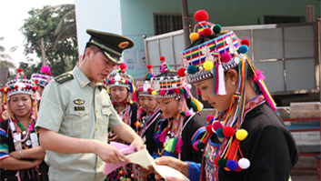 驻云南武警官兵向少数民族群众传播国防知识