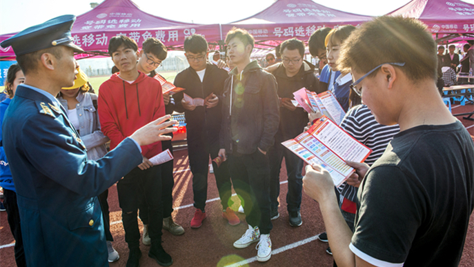 60余名学子放弃就业机会选择报名参军