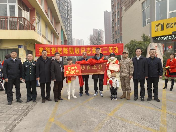 洛阳市洛龙区军地联合为荣立二等功 现役军人家庭送喜报