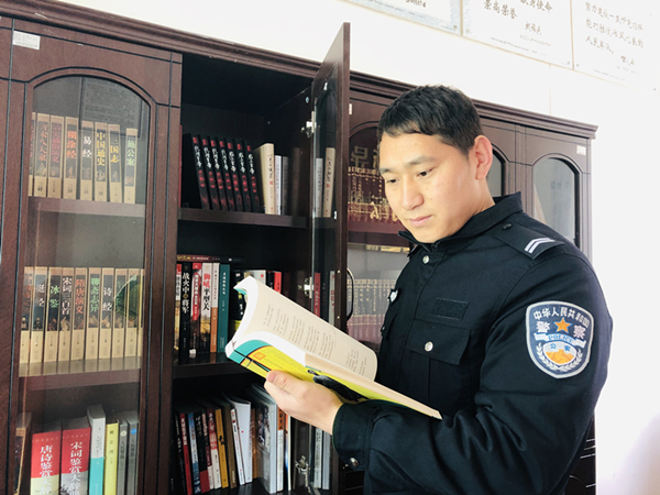 新警左昆贤：图为云南怒江边境管理支队新警左昆贤在学习室翻阅资料 （杨雅文 摄）_副本.jpg