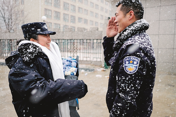 图为2月16日，杨琳与丈夫廖晋在西藏亚东大雪纷飞的环境下相聚了。何蓬磊 摄 3_副本.jpg