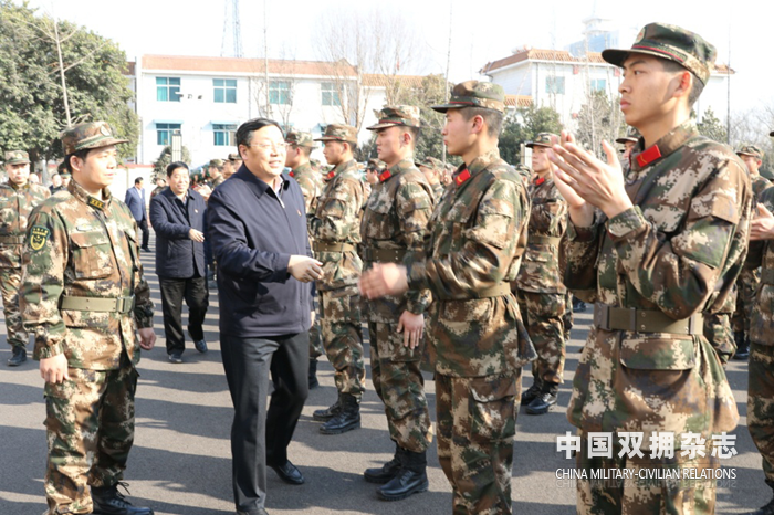 2.2019年春节市委书记马富国看望慰问驻鹤部队官兵_副本_副本.png