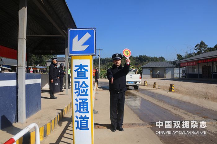 图为执勤民警示意车辆停车接受检查_副本.jpg