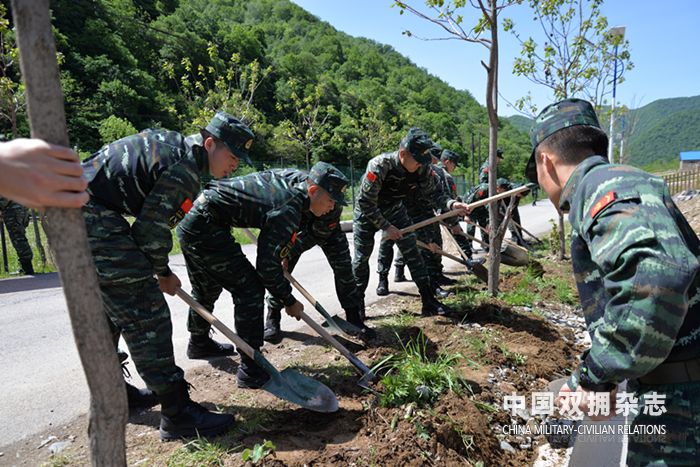 驻军部队积极参加卫生整治活动_副本.jpg