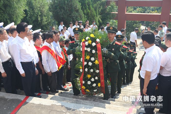 图为 武警官兵向革命烈士纪念碑敬献花篮现场_副本.jpg