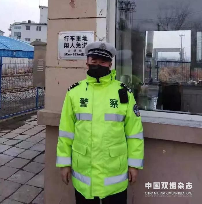 抗疫一线执勤的刘大庆.jpg