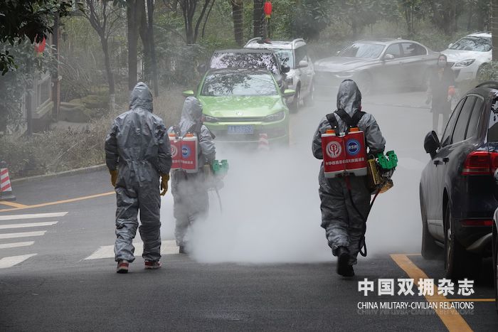 贵阳市民兵应急营综合救援一连对小区道路进行防疫消杀.jpg