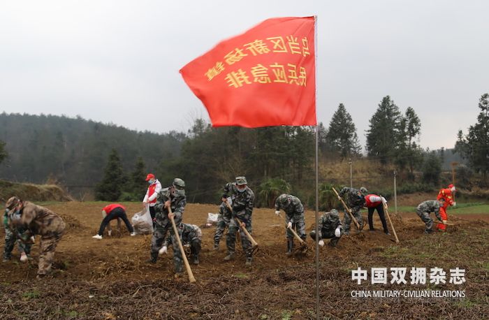 乌当民兵助力保障当地菜篮子2的副本.jpg