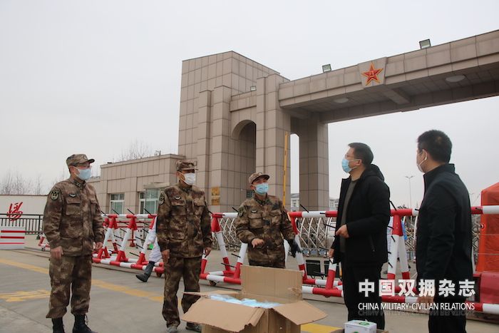 2月16日，双拥办主任郭立众同志带领相关工作人员将防疫物资送到各驻莱部队（2）的副本.JPG