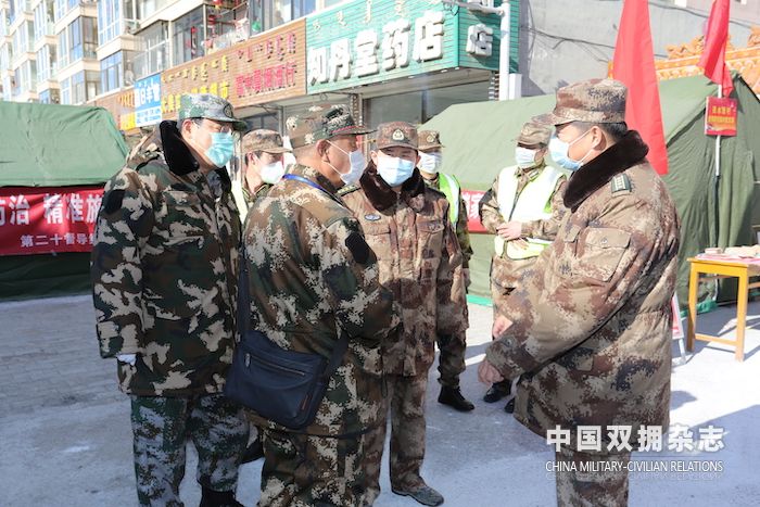 2月17日上午，市委常委、呼和浩特警备区政委孙炳文、司令员陈建广一行深入西菜园街道西水磨村溪水园小区就疫情防控工作情况进行督查指导，玉泉区区委书记吴文明，玉泉区人大常委会主任赵永红，第二十联系服务组副组长、市退役军人事务局党组书记、局长冯志宏，第二十联系服务组副组长、市退役军人事务局副局长富智勇陪同检查。的副本.JPG