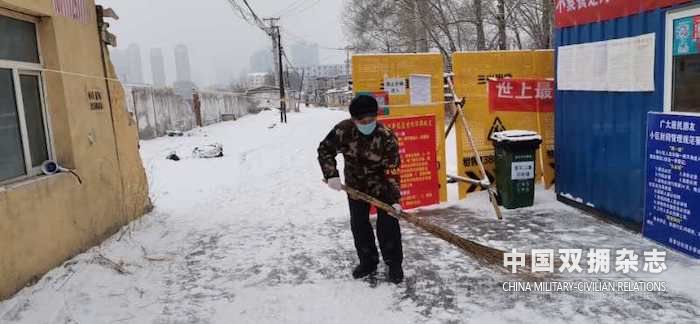 老兵刘明顺在扫雪.jpg