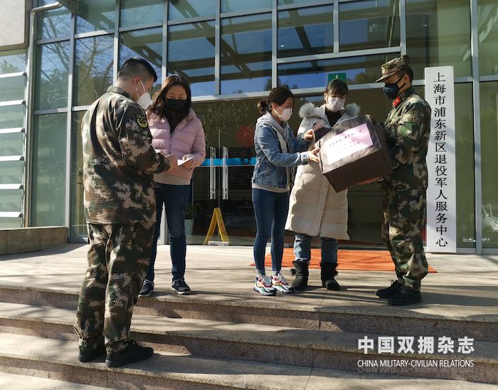 2月20日浦东新区向驻区部队执勤官兵赠送防疫物质.jpg