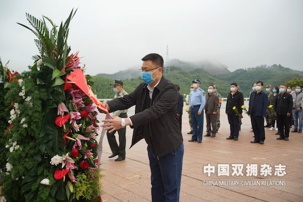 梧州市退役军人事务局党组书记 陈坚 整理挽联的副本.jpg