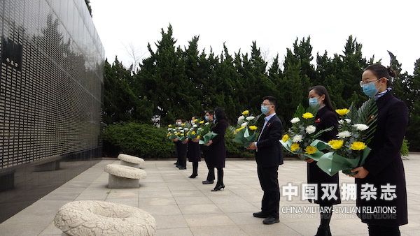 2青岛市革命烈士纪念馆党员干部职工向“青岛市革命烈士英名碑”敬献花篮。的副本.jpg