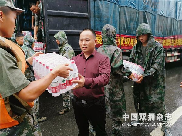 王斌权（左二）给官兵送上慰问品.jpg