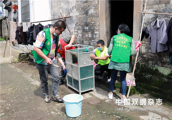 项目社工帮助老复员军人打扫卫生、晾晒衣物.png