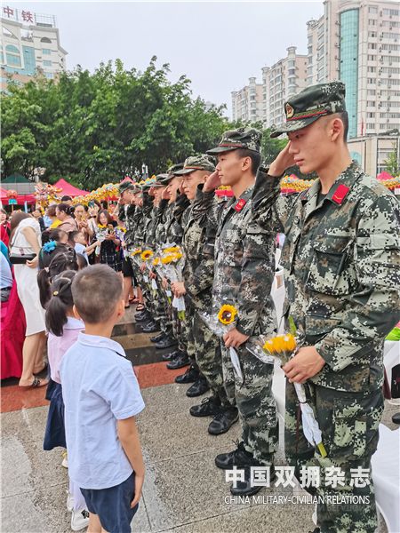 少先队员向驻区部队官兵代表献花.jpg