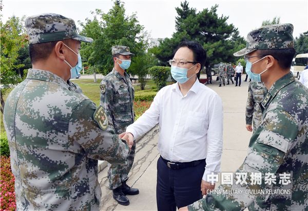 在八一建军节到来前夕，省委副书记、省长景俊海来到陆军装甲兵学院士官学校某连走访慰问.jpg