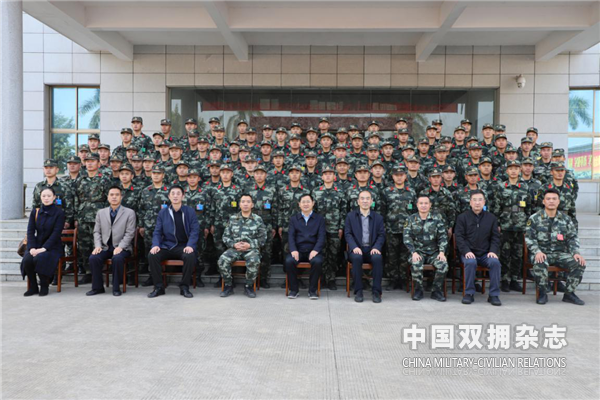 慰问团与全体淮北籍新兵和基地领导合影留念.png