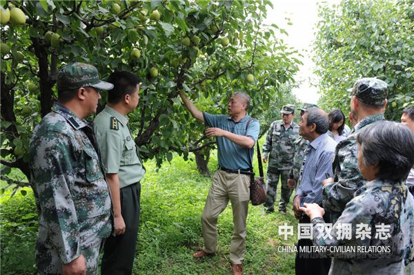 驻地部队积极助力地方脱贫攻坚，图为邀请农业专家深入田间地头为贫困户讲解农业知识.jpg