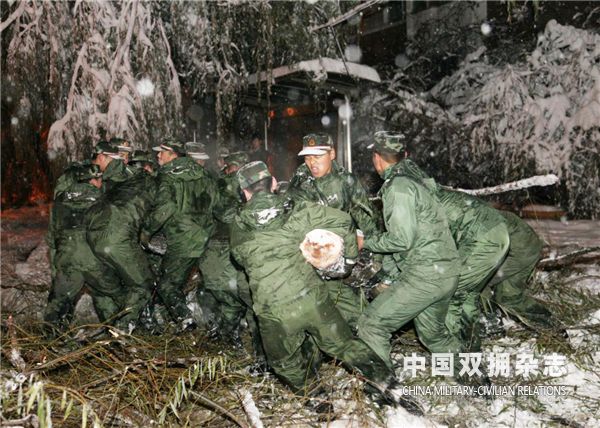 驻地部队遂行急难险重工作任务，图为武警某部帮助地方抗击冰雪灾害.jpg