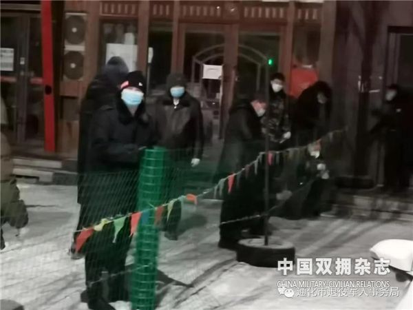 连夜加固封闭铁丝网.jpg