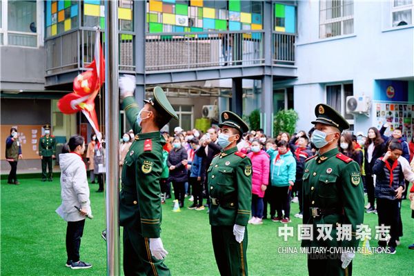 驻成都武警部队官兵为特殊教育学校开学典礼举行升旗仪式.jpg