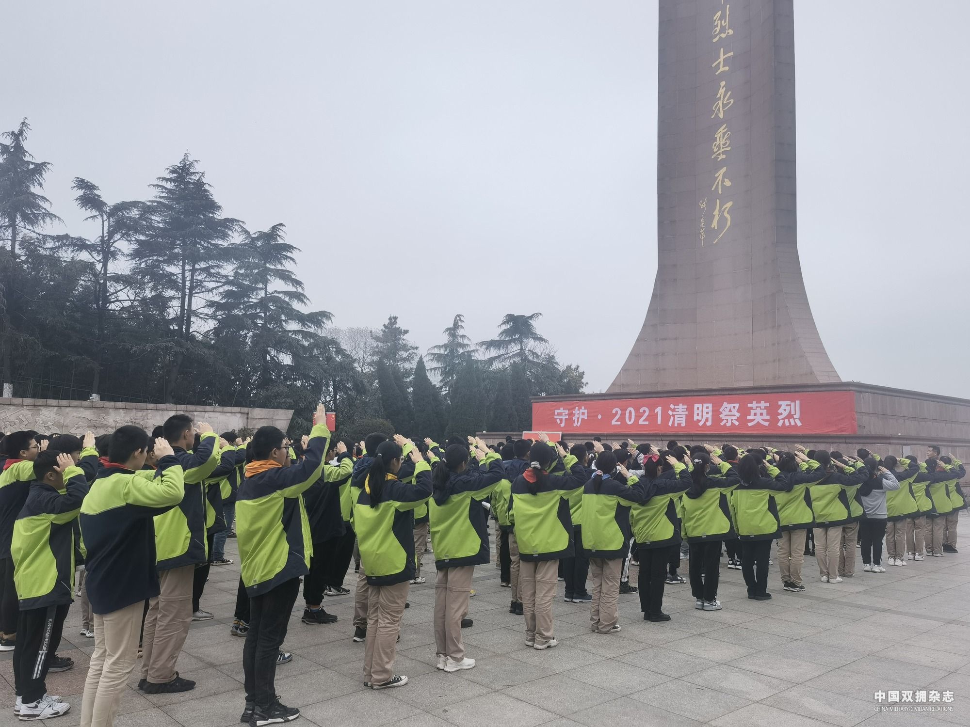 中学生在陵园开展祭扫活动。_pro.jpg