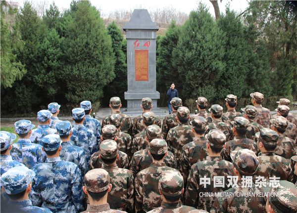 新县入伍新兵到箭厂河乡“红田”惨案遗址前，向革命先烈致以最深切的哀思。.jpg