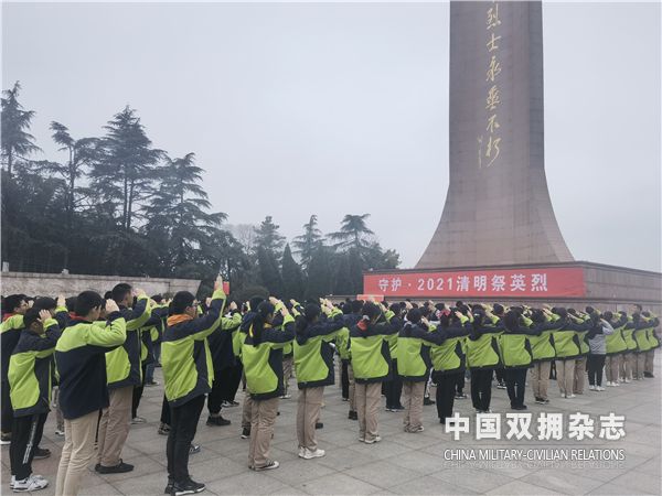 中学生在陵园开展祭扫活动.jpg