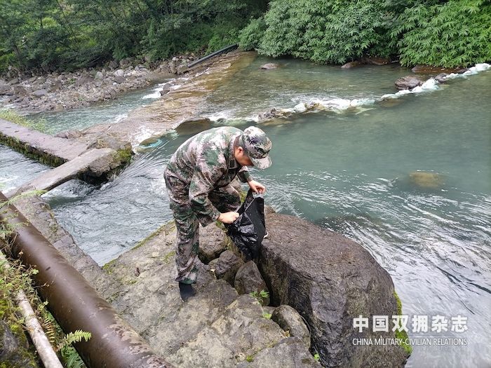 退役军人彭小兵对河道垃圾进行清理的副本.jpg