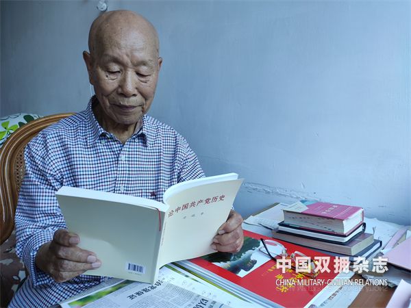 在卧室写字台前学习《论中国共产党历史》   程丽香摄.jpg