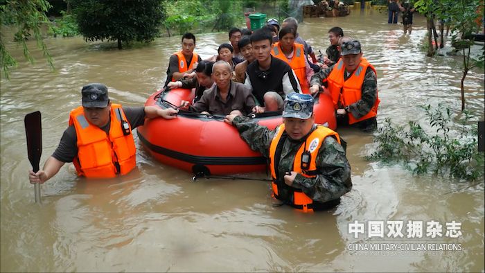 广德市人武部官兵转移受困群众的副本.jpg