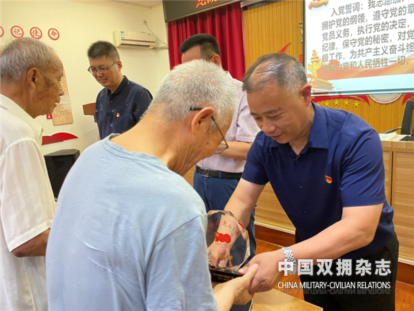 蚌埠经开区龙湖新村街道为退役老兵颁发 老党员“光荣在党50年”纪念章