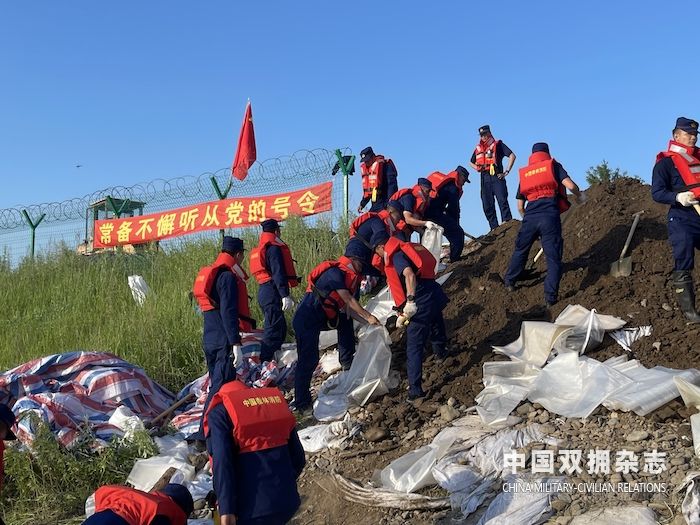 黑河市森林消防参加抗洪抢险 (王晓磊 摄) (3).jpg