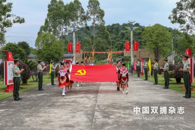 “红瑶女童”绣党旗送武警谢党恩