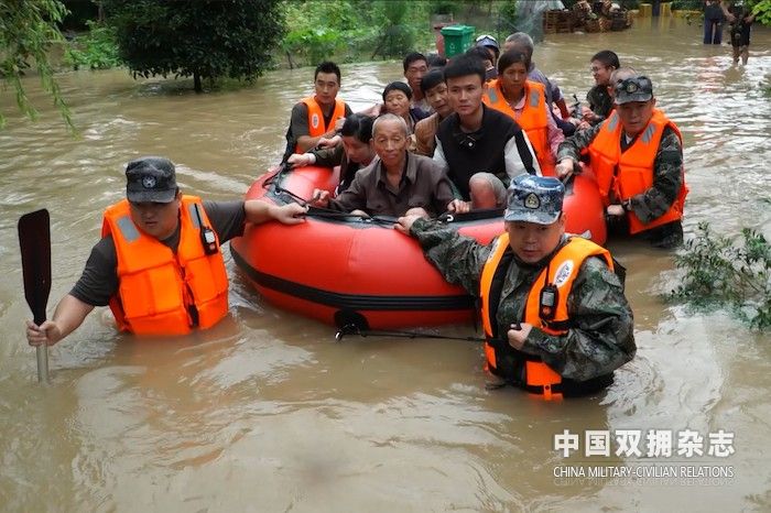 广德市人武部官兵转移受困群众.jpg