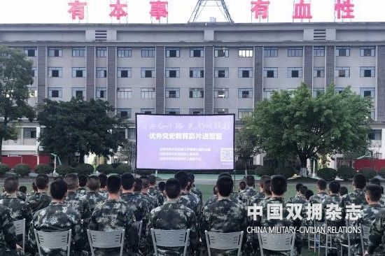 为驻蓉武警某部官兵放映《可爱的中国》.jpg