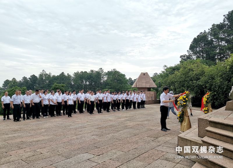 中国工商银行池州分行向烈士纪念塔敬献花蓝并整理花篮缎带的副本.jpg