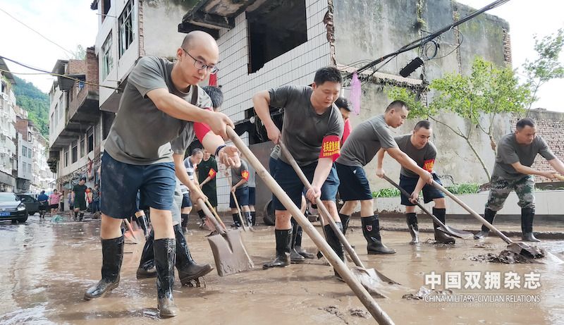 四川达州通川区洪水过后 ，退役军人战斗在排水清淤一线。_pro.jpg