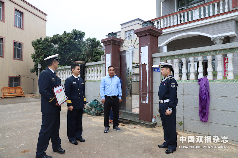 部队代表到捐献造血干细胞东山籍现役军人沈华林家庭送立功喜报.png