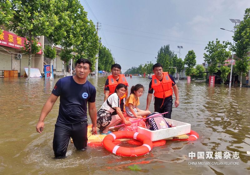 7月23日，退役军人孙涛、李昊等在卫辉救援受灾群众2的副本.jpg