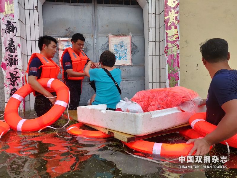 7月23日，退役军人孙涛、李昊等在卫辉救援受灾群众1的副本.jpg