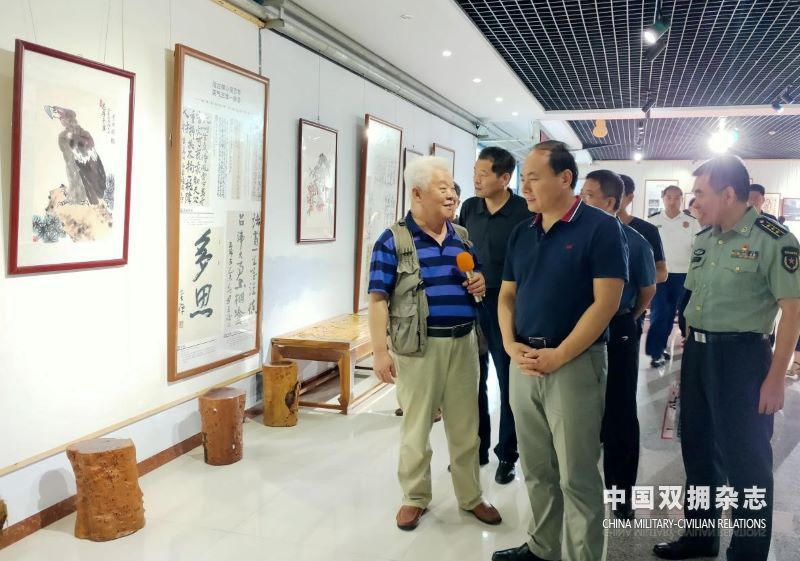 与会人员共同参观了此次书画展览.jpg