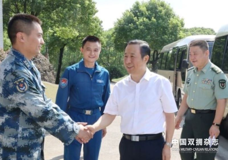 7月28日，省委书记、省人大常委会主任许达哲来到空军航空兵某旅走访慰问.jpg