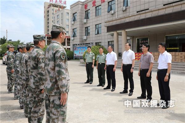 在“八一”建军节来临之际，河南省商丘市委常委、柘城县委书记梁万涛，县长王景宇到县人武部、县消防救援大队和县武警中队走访慰问驻柘官兵，向他们送去慰问品和节日的美好祝福。陈雁飞.jpg