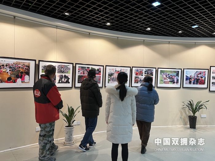 退役军人和市民参观双拥展览的副本.jpg