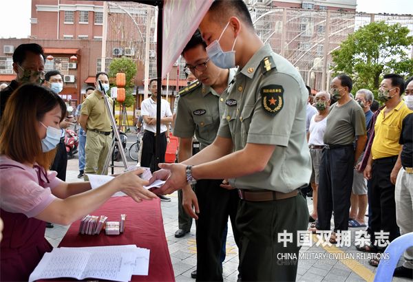 县退役军人局向服务站站长发放”健康体检卡“.jpg