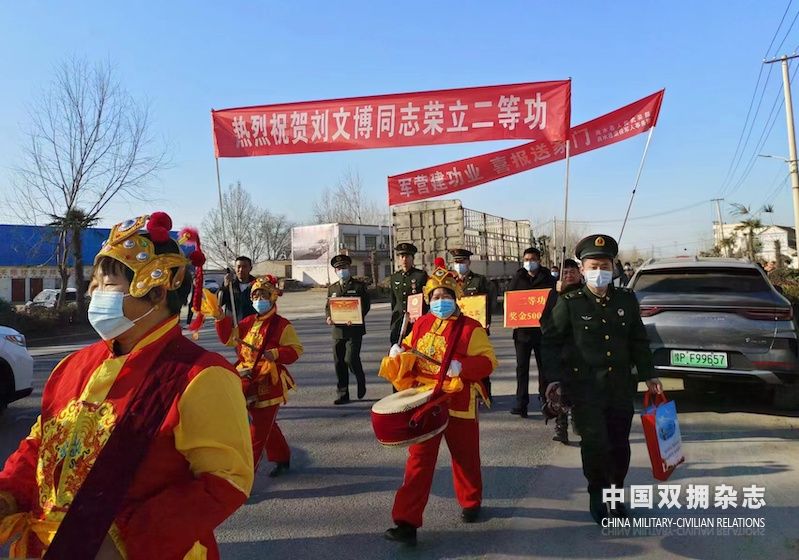 1月29日，商水县退役军人事务局敲锣打鼓为刘文博家庭送立功喜报、二等功臣之家奖匾和5000元奖励金.jpg