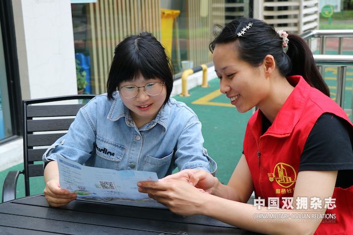 退役军人马铃在张家港市金港街道廊桥社区向居民宣传讲解“金文明”手册.jpg